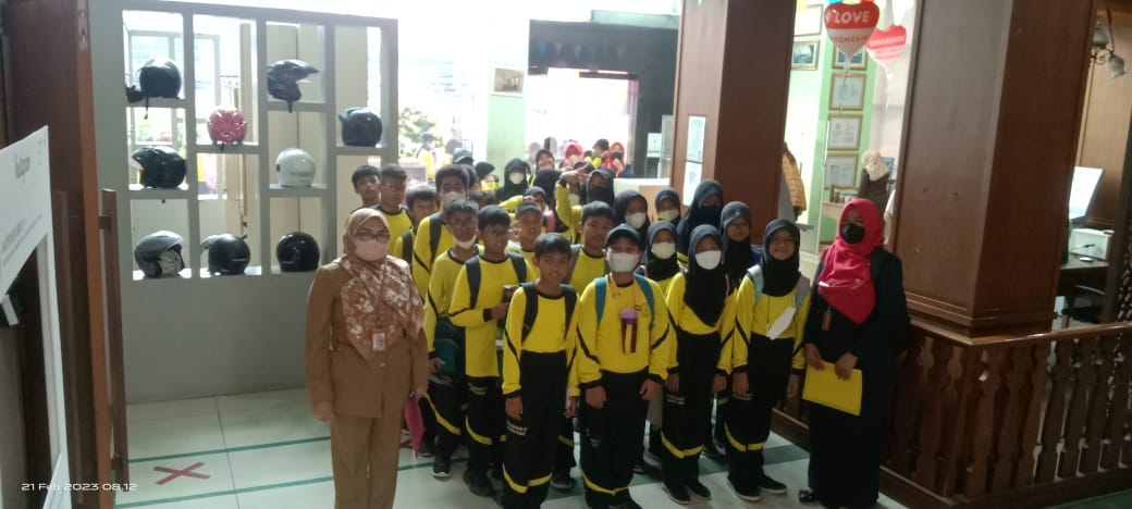 Wisata Literasi Ke Perpustakaan Petojo Enclek Dari SDN Rawasari 01